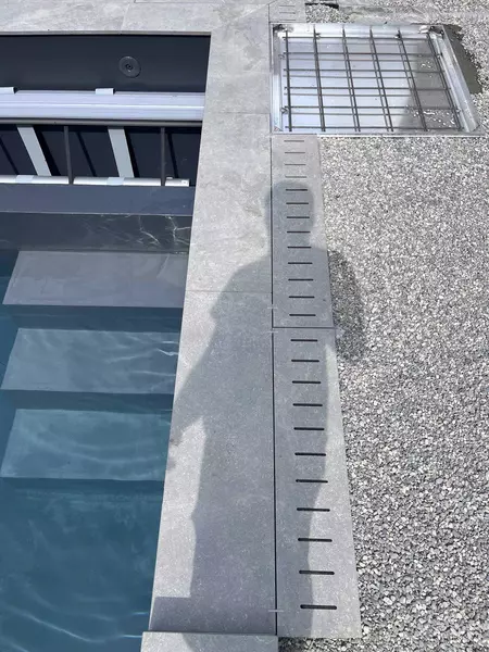 Kratka basenowa z płyt gresowych.webp